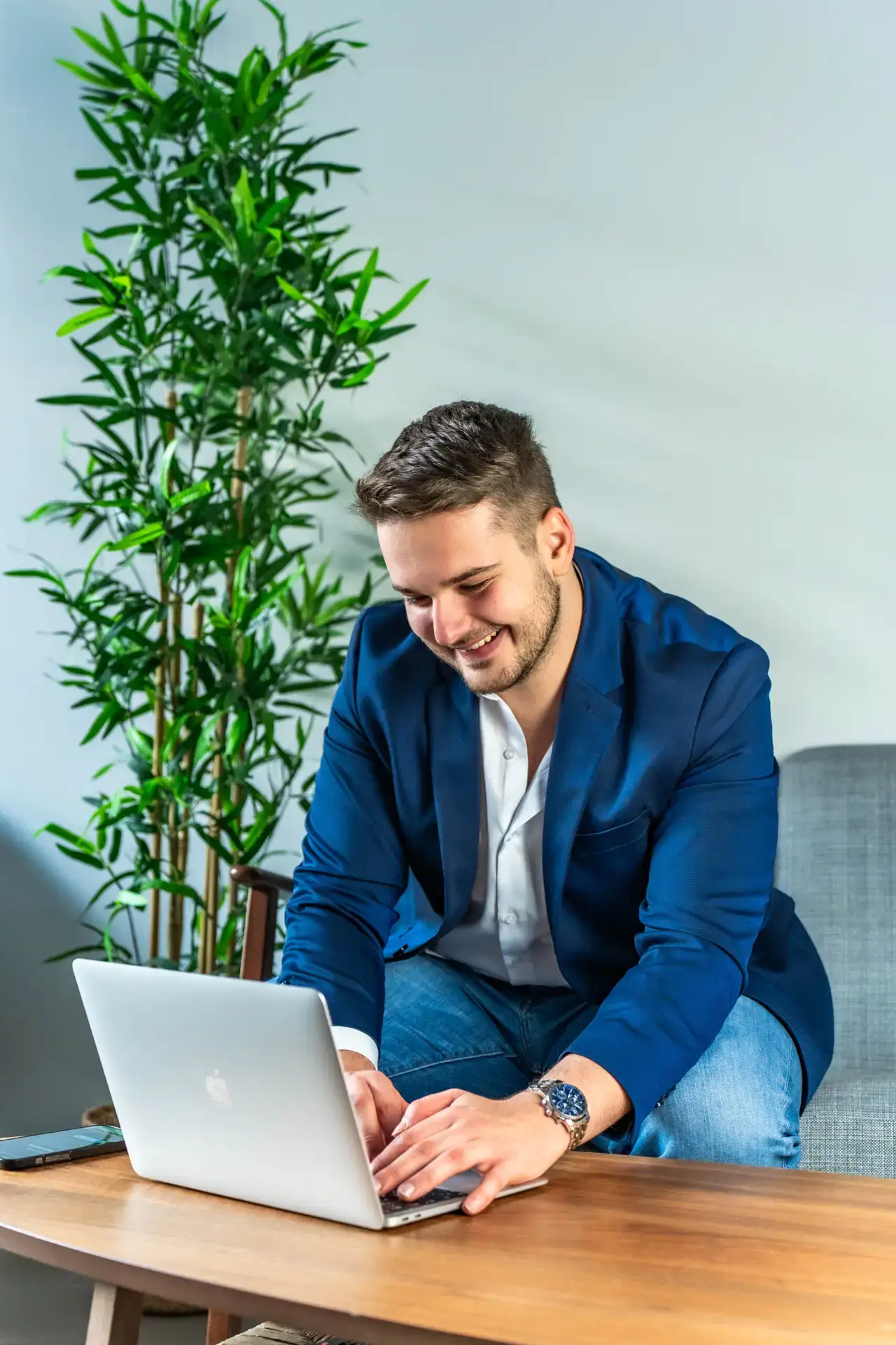 Homme travaillant sur un site vitrine professionnel en Belgique.